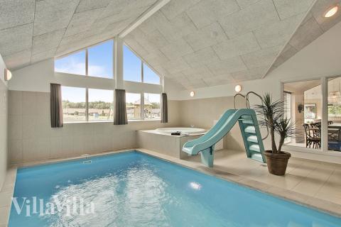 Im Swimmingpool des Hauses können die Gäste stundenlang Baden und Schwimmen. Hinterher geht\'s zur Entspannung in den Whirlpool oder in die Sauna