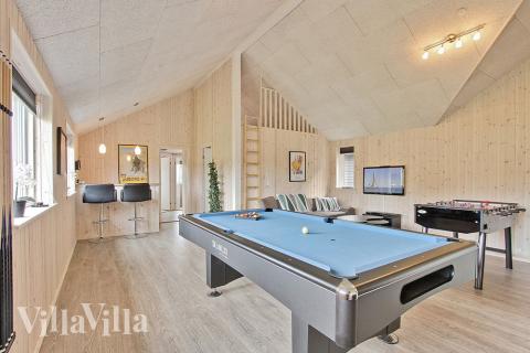 Der Aktivitätenraum ist mit einer Bar und einem Kühlschrank ausgestattet, so dass man sich Drinks mischen kann, während die Spieler angefeuert werden