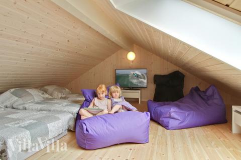 Für Kinder und Jugendliche wurde eine gemütliche Ecke im Dachgiebel eingerichtet.