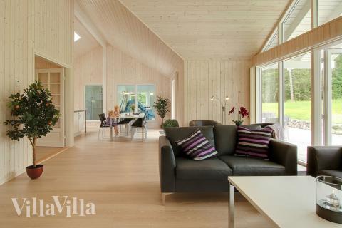 Die Wohnküche bietet eine Sofagruppe, Essplätze und den Kochbereich. So kann auch während der Essenszubereitung miteinander gesprochen werden