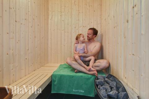 Wunderbar in der Sauna sich zu entspannen