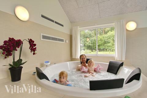 Der große Einbauwhirlpool lädt zu Entspannung und Wellness ein