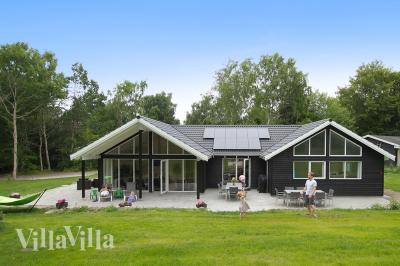 Das Luxusferienhaus liegt auf einem Grundstück in der Nähe von dem schönen Strand und den Geschäften Hornbæks