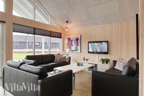 Die gemütliche Sofagruppe mit Kaminofen lädt zum Wohlfühlen bei einem guten Buch oder einem Gesellschaftsspiel mit Familie und Freunden ein