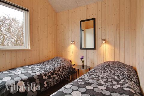 Die Schlafzimmer sind hell eingerichtet und verfügen über Doppel- oder Einzelbetten sowie Einbauschränke