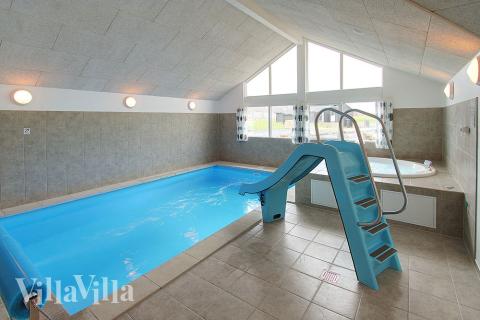 Wasserfans kommen im Poolbereich mit Wasserrutsche, Whirlpool und Sauna voll auf ihre Kosten