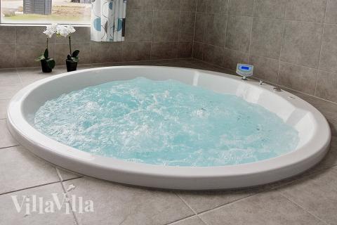 Im eleganten Whirlpool darf nach einem ereignisreichen Ferientag entspannt werden