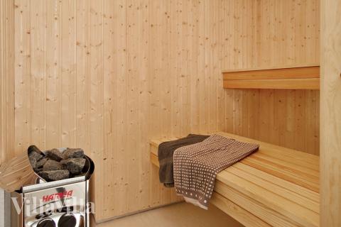 Nach der Schwimmtur entspannen Sie im großen Whirlpool oder in der Sauna