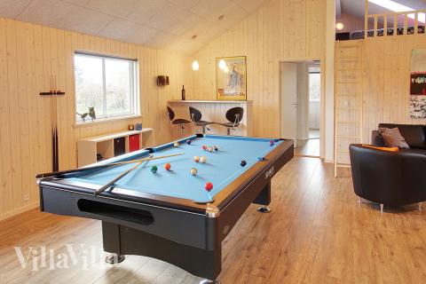 Familie und Freunde fordern sich gegenseitig zu einem Turnier bei Billard/Tischtennis, Dart und Kicker oder an der Playstation 3 heraus