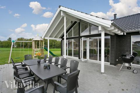 Das Haus verfügt über eine große Terrasse auf der man herrliche Barbecues veranstalten oder sich einfach nur die Sonne auf den Pelz brennen lassen kann. Die kleinen Gäste freuen sich derweil über Schaukel und Sandkiste im Garten