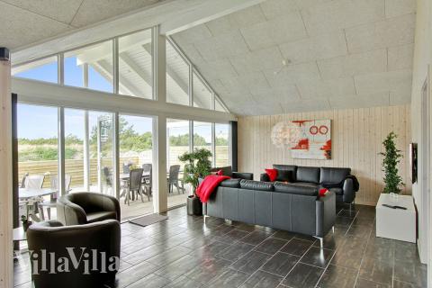 Die bequemen Möbel, der Flachbildfernseher und der Kaminofen im Aufenthaltsraum laden zu Gemütlichkeit und Entspannung ein