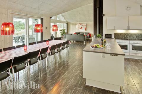 Der Aufenthaltsraum ist geräumig und fungiert mit Sofagruppe und Esstisch als natürlicher Treffpunkt des Hauses