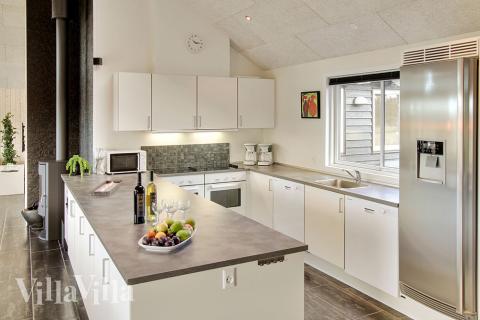 Die Küche ist gut eingerichtet und offen mit dem Aufenthaltsraum verbunden. So können Köche, Helfer, Vorkoster und alle anderen es sich schon während der Zubereitung zusammen gemütlich machen