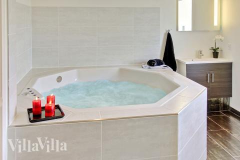 Bis zu 4-6 Personen finden in dem Whirlpool Platz, in dem sie nach einem spannenden Ferientag herrlich relaxen können