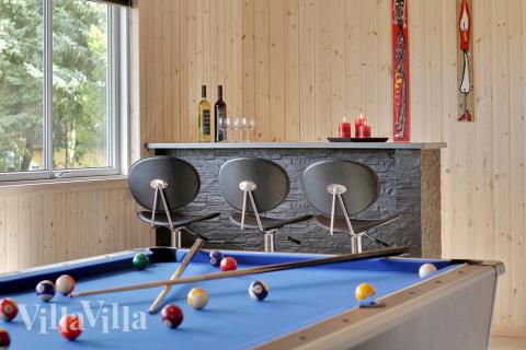 In der Bar lassen sich kalte Getränke aus dem zusätzlichen Kühlschrank servieren