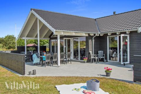 Das Haus verfügt über eine große Terrasse auf der man herrliche Barbecues veranstalten oder sich einfach nur die Sonne auf den Pelz brennen lassen kann. Die kleinen Gäste freuen sich derweil über Schaukel und Sandkiste im Garten