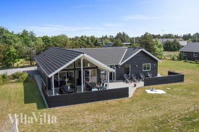 Dieses exklusive Luxushaus befindet sich in einer begehrten Sommerhausumgebung in der Nähe des Strandes und des spannenden Ferienortes Blåvand