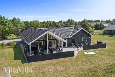 Dieses exklusive Luxushaus befindet sich in einer begehrten Sommerhausumgebung in der Nähe des Strandes und des spannenden Ferienortes Blåvand