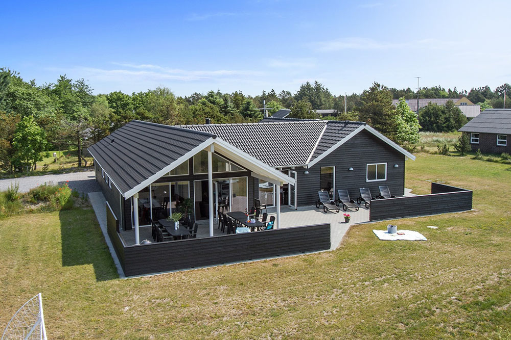 Dieses exklusive Luxushaus befindet sich in einer begehrten Sommerhausumgebung in der Nähe des Strandes und des spannenden Ferienortes Blåvand