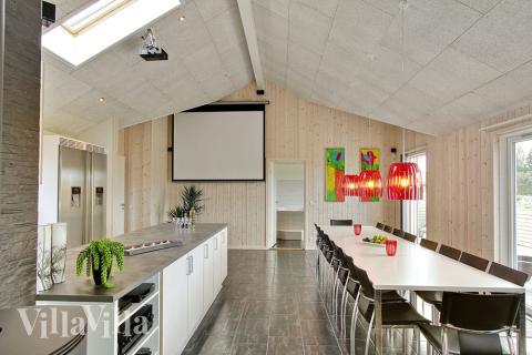 Im Wohnzimmer stehen Leinwand und Projektor zur Verfügung für die Gäste.