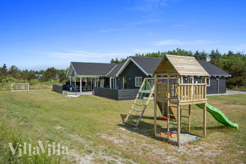 Zu dem attraktiven Ferienhaus Nr. 311 in Westjütland gehört auch ein tolles Angebot im Außenbereich, z. B. Spieleturm und Schaukeln