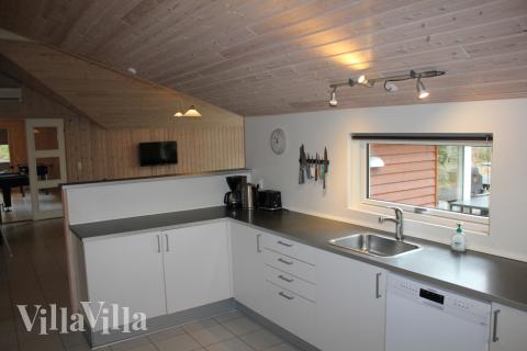 Die Küche ist gut eingerichtet und mit dem Aufenthaltszimmer verbunden, so dass auch während des Kochens alle Gäste die Zeit gemeinsam verbringen können