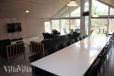 Dieser helle und geräumige Aufenthaltsraum ist der natürliche Sammelpunkt des Hauses