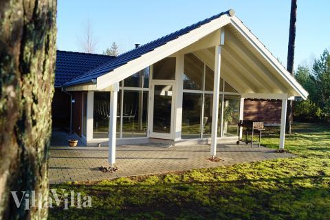 Die Terrasse ist groß und teilweise überdacht. Am Tag können die Gäste hier z.B. ein Sonnenbad genießen und am Abend gemütlich zusammen grillen