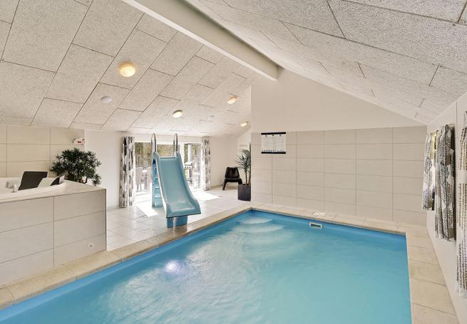 Badelustige Gäste können im Pool des Hauses (ausgestattet mit Wasserrutsche und Gegenstromanlage) viel Spaß haben