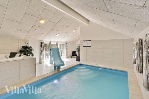 Badelustige Gäste können im Pool des Hauses (ausgestattet mit Wasserrutsche und Gegenstromanlage) viel Spaß haben