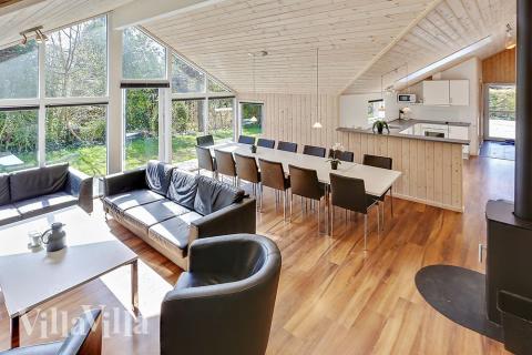 Der Aufenthaltsraum ist mit seiner großen Fensterpartie der natürliche Sammelpunkt des Hauses. Hier befinden sich auch die Speiseplätze und eine Sofagruppe mit Fernseher