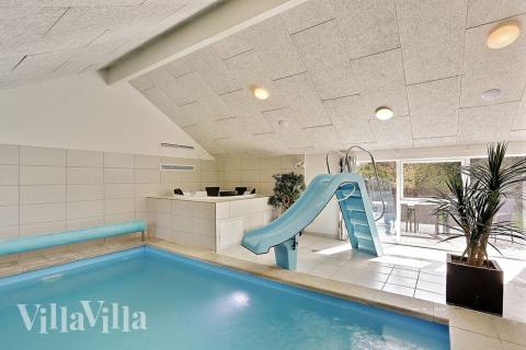 Der große Einbauwhirlpool lädt zu Entspannung und Wellness ein