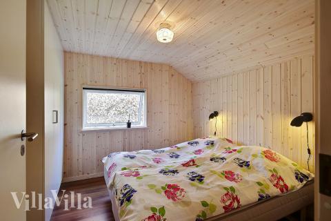 Die Schlafzimmer sind hell und einladend. Sie sind mit Boxmatratzen und Einbauschränken ausgestattet