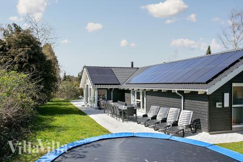 Dieses schönes Haus liegt in der Nähe von dem Sandstrand in Hornbæk und Nordsjællands vielen spannenden Attraktionen.