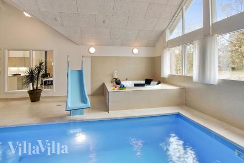 Große wie kleine Wasserratten stürzen sich ins feuchte Vergnügen des Swimmingpools mit Gegenstromanlage und Wasserrutsche