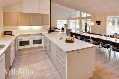 Der Kochbereich ist geräumig und mit allem ausgestattet, was man für die Essenszubereitung im Urlaub benötigt