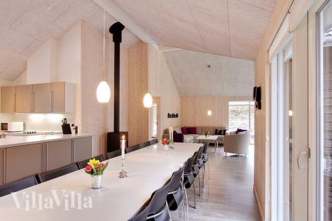 Der Aufenthaltsraum ist hell und gut eingerichtet. Er ist mit der Küche verbunden (Wohnküche), so dass auch während der Essenszubereitung geklönt werden kann