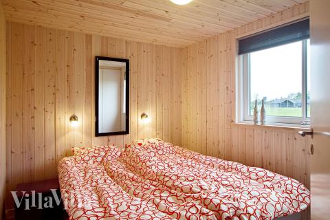 Die Schlafzimmer des Hauses sind hell und mit Boxmatratzen und Einbauschränken ausgestattet