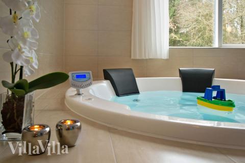Nach dem Badegang Entspannung pur: Im warmen Whirlpool-Blubberbad