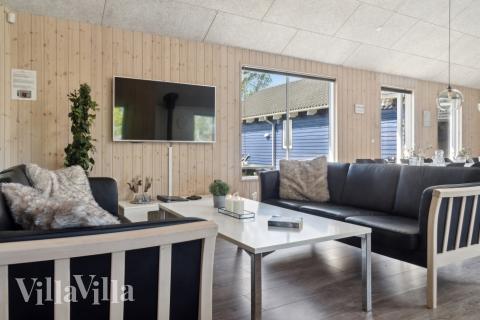 Die Couch im Luxusferienhaus Nr. 314 in Lolland/Falster/Mön lädt zu Gesellschaftsspielen oder zu Kinoabenden ein.