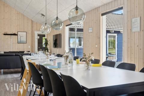 Der große, lichtdurchflutete Aufenthaltsraum im Luxusferienhaus Nr. 314 für 20.