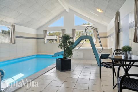 Das Ferienhaus 314 hat einen schicken Poolbereich mit Wasserrutsche, einem geräumigen, eingelassenen Whirlpool und einer Sauna.