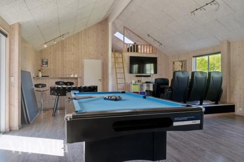 Neben den vielen schönen Stunden, die man im Poolbereich des Hauses verbringen kann, bietet das Luxusferienhaus 314 auch Spielevergnügen bei Billard/Tischtennis und Darts