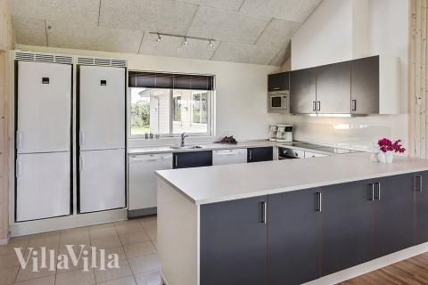 Die Küche ist einfach und stilvolles eingerichtet und mit seinen zwei Backöfen und Spülmaschinen geeignet das Haus sich besonders gut für eine große Gruppe von Gästen.