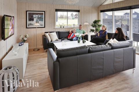 Der große, lichtdurchflutete Aufenthaltsraum im Luxusferienhaus Nr. 315 für 18.