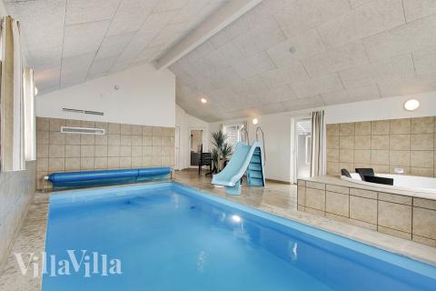 Pool mit Rutsche und Gegenstromanlage ist ein Paradies für Wasserratten