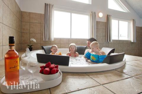 Der Whirlpool lädt zum Entspannen ein