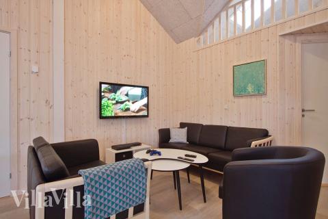 Im Wohnzimmer kann man sich mit einem guten Film oder Buch entspannen