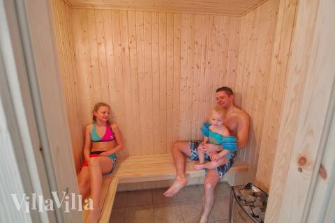 Es ist nach einem erlebnisreichen Tag schön in der Sauna sich wärmen zu lassen.