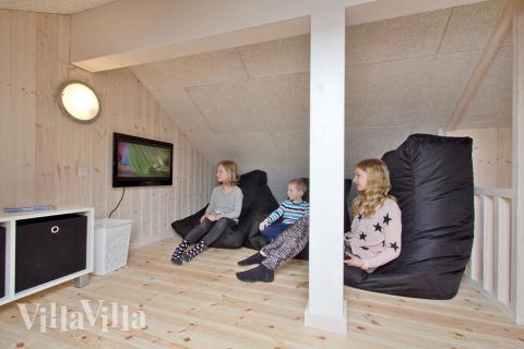 Der Hängeboden ist für Kinder und Jugendliche gemütlich möbliert